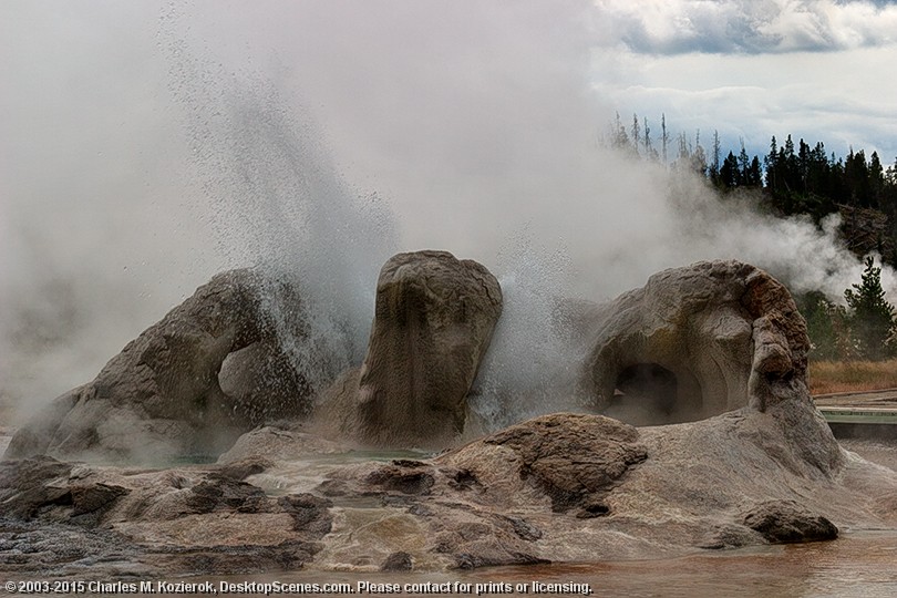 Big Splash at Grotto Geyser 